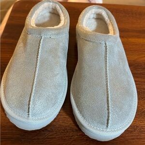 Size 5 slippers. Faux fur Target slippers.